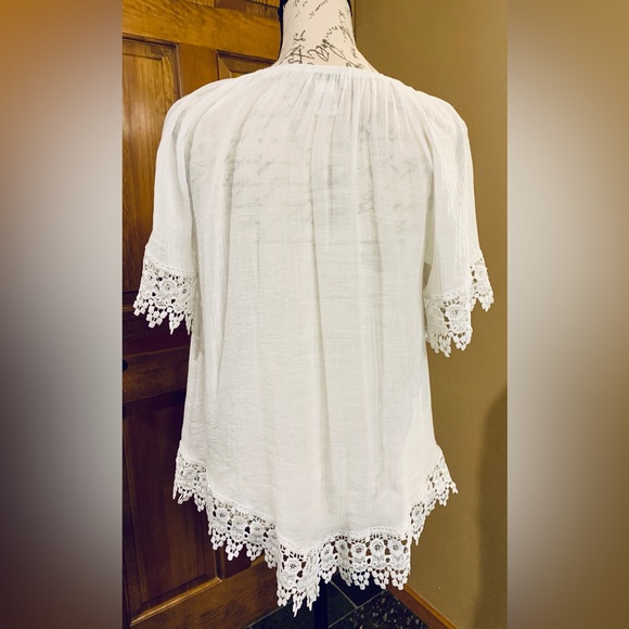 LINDA LEAL Small White Boho Blouse with wide lace trim. - Picture 4 of 11